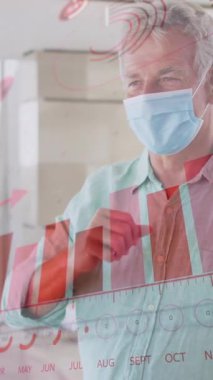 Yüz maskesi takmış yaşlı bir çift için Coperid 19 hücre ve istatistik animasyonu. küresel covid 19 salgın konsepti dijital olarak oluşturulmuş video.