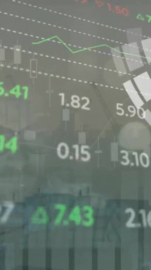 Şebeke ve karanlık arka planda finansal veri işleme animasyonu. Küresel finans, iş, bağlantılar, hesaplama ve veri işleme kavramı dijital olarak oluşturulmuş video.