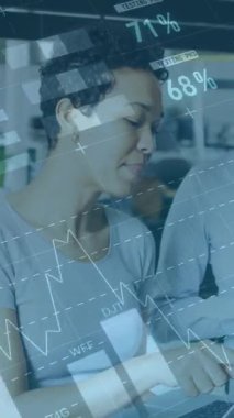 Ofiste konuşan çeşitli iş adamlarının veri işleme animasyonları. Küresel iş ve dijital arayüz kavramı dijital olarak oluşturulmuş video.