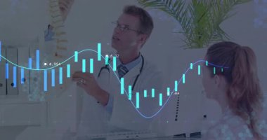 Doktor omurga modelini kaldırıyor, omurgayı döndürüyor ve klinikteki hasta netliği için anatomiyi açıklıyor. Tıbbi, eğitim, öğretici, sağlık, mesleki, iletişim, anatomik