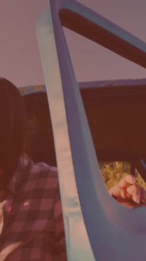 Beyaz bir kadın arabadan iniyor ve sokakta kaputu açıyor. Seyahat ve yolculuk kavramı