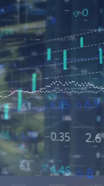 Şehir manzarası üzerinde finansal veri işleme animasyonu. Küresel iş ve veri işleme kavramı dijital olarak oluşturulmuş video.