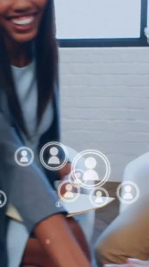 Ofisteki çeşitli iş adamlarının simge ağının animasyonu. Küresel iş, dijital arayüz, bağlantılar, hesaplama ve veri işleme kavramı dijital olarak oluşturuldu.