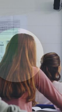 Sınıfın önünde konuşan çocukla ilgili istatistiksel veri işleme animasyonu. Okul ve eğitim teknolojisi kavramı