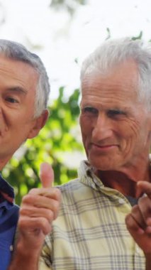 Akıllı telefon kullanan bir grup yaşlı adamın üzerine düşen simgelerin canlandırması. Yaşlıların dijital olarak oluşturulan video konseptinin uluslararası günü.