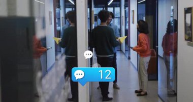 İş arkadaşları sarı dosya değiş tokuşu yapıyor ve iş konuşmak için telefondan kabarcıklar çıkıyor. İşbirliği, takım çalışması, dijital iletişim, modern ofis, profesyonel, ağ oluşturma, yenilik