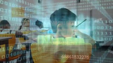 Çocuk öne eğiliyor ve sınıfta yazıyor, dijital öğrenme için animasyon ikili kodları yanıp sönüyor. Eğitim, çocuklar, teknoloji, okul, öğrenme, dijital sınıf