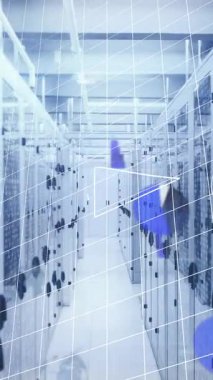 Bilgisayar sunucu odasına karşı veri işleme ve matematiksel denklemlerin animasyonu. Bilgisayar arayüzü ve iş veri depolama teknolojisi kavramı