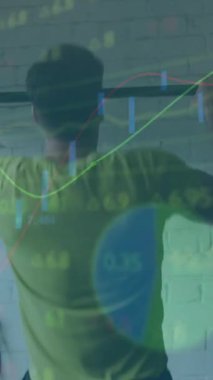 Grafiklerin animasyonu, daireler yüklemesi ve beyaz adamın barfiks çekmesi. Dijital bileşik, çoklu pozlama, iş, ilerleme, rapor, borsa ve fitness kavramı.