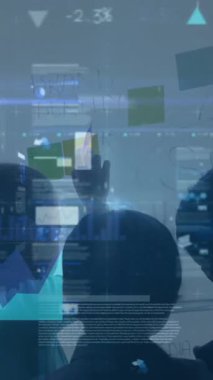 İş adamları üzerinde finansal veri işleme animasyonu. küresel iş, bağlantılar ve veri işleme kavramı dijital olarak oluşturulmuş video.