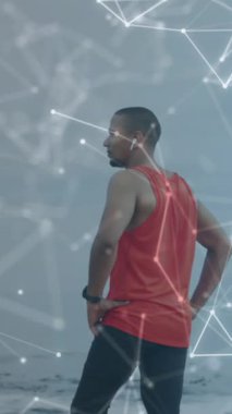 Egzersiz sonrası dinlenen erkek sporcu üzerinden hareket eden iletişim ağının animasyonu. spor, başarı ve iletişim teknolojisi konsepti, dijital olarak üretilen video.