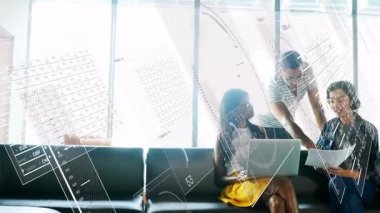 Çalışma arkadaşları olarak katılan, iş görüşmesi için sayfaları çeviren bir adam. İşbirliği, takım çalışması, şehir ofisi, modern, iletişim, beyin fırtınası, verimlilik