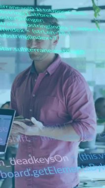 Ofiste ayakta duran ve raporları tartışan çeşitli iş arkadaşlarının bilgisayar dilinin animasyonu. Dijital bileşik, çoklu pozlama, iş, kodlama, planlama, programlama dili ve teknoloji.