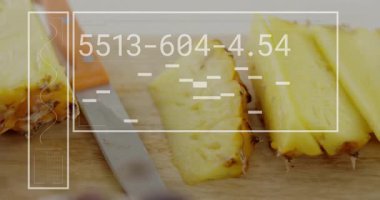 Sayısal kodlarla örtüşüyor. Kamera kayıyor, ananas dilimi sola kayıyor ve tacı ortaya çıkarıyor. Soyut, dijital, modern, canlı, tazelik, teknoloji, minimalizm