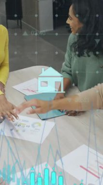 Ofiste toplanan çeşitli iş adamlarının finansal veri işleme animasyonları. Küresel iş, finans ve dijital arayüz kavramı dijital olarak oluşturulmuş video.