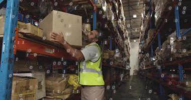 Depo işçisi uzun rafları tarıyor ve envanter için üst raftan büyük karton kutuları kaldırıyor. Endüstriyel, lojistik, işgücü, depolama, işletim, verimlilik, örgütsel