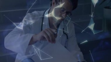 Erkek doktor pano sayfalarını çeviriyor ve dijital dünya sağlık verilerini incelerken notlar yazıyor. Tıbbi, sağlık, teknoloji, fütürizm, dijital, veri, analiz