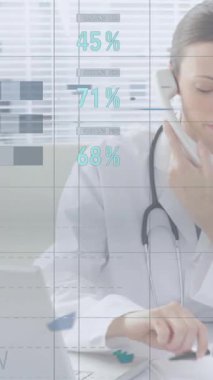 Kafkasyalı kadın doktor hakkında finansal veri işleme telefonda konuşurken not alıyor. küresel finans ve tıbbi teknoloji kavramı