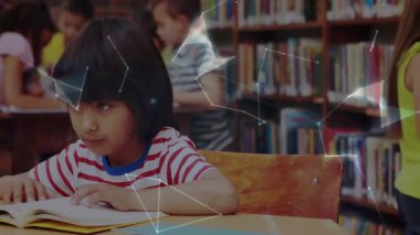 Okul kütüphanesinde açık kitap okuyan bir kız dijital ağ oluşturarak dönen dünya örtüsü oluşturuyor. Eğitim, öğrenme, teknoloji, yenilik, bilgi, keşif, arayüz