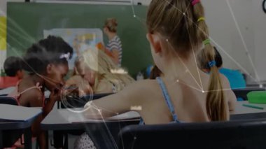 Saçları örülmüş kızın başını döndüren kameraya yakınlaşırken kara tahtada haritayla ders vermek. Eğitim, öğrenim, sınıf, öğrenciler, öğretim, çocukluk, okur yazarlık