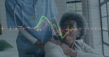 Hemşire elini hasta omzuna koyuyor ve klinikte hareketli dalga formu ile ruh halini izliyor. Sağlık, şefkat, güven, yaşlılık, sağlık, destek, teknoloji