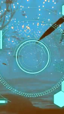 Geceleri ışık ve ağaç yolu üzerinde dairesel tarayıcı ve veri işleme. Veri işleme, doğa, bağlantı ve dijital arayüz dijital olarak oluşturulmuş video.