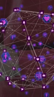 Akıllı telefon kullanan bir insanın orta kesimine karşı dijital ikonlar ve tıbbi ikonlar küresi. küresel ağ oluşturma ve tıbbi araştırma teknolojisi kavramı