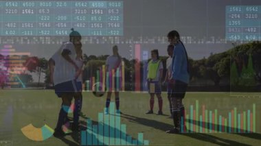 Kadın futbolcular ileri adım atıp top oynuyorlar spor antrenmanlarında çizelge gösteriyorlar. Atletik, takım çalışması, performans, strateji, eğitim, görselleştirme, fitness