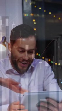 Çeşitli iş adamlarının konuşmaları üzerine veri işleme animasyonu. küresel iş ve dijital arayüz kavramı dijital olarak oluşturulmuş video.