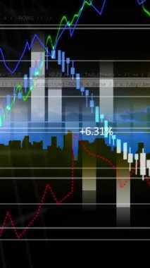 Şehir manzarası üzerinde finansal veri işleme animasyonu. küresel iş, finans, bağlantılar ve dijital arayüz konsepti dijital olarak oluşturulmuş video.