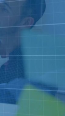 Ofisteki çeşitli iş adamları üzerinde finansal veri işleme animasyonu. Küresel finans, iş, bağlantılar, hesaplama ve veri işleme kavramı dijital olarak oluşturulmuş video.