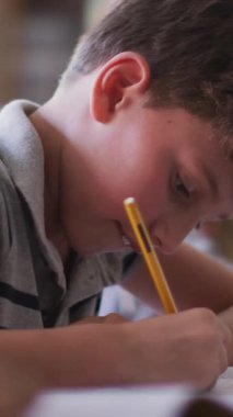 Çeşitli okul öğrencilerinin çizimleriyle ilgili okul eşyaları ikonlarının canlandırılması. küresel eğitim ve okul kavramı dijital olarak oluşturulan video.