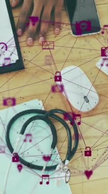 Dijital simgelerin dünyanın animasyonu, insanların konuşma notlarının orta kısmının genel görünümüne karşı. Küresel ağ ve iş teknolojisi kavramı