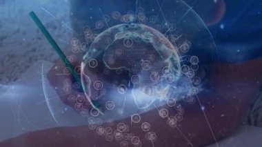 Çocuk, kalemi halıya indiriyor ve dijital dünyanın dönüşümlü örtüsüyle eğitim için resim yapıyor. Çocuklar, yenilik, yaratıcılık, teknoloji, eğitim, bağlantı, dijital