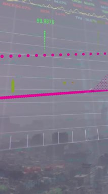 Şehir manzarası üzerinde finansal veri işleme animasyonu. küresel iş, finans ve dijital arayüz kavramı dijital olarak oluşturulmuş video.