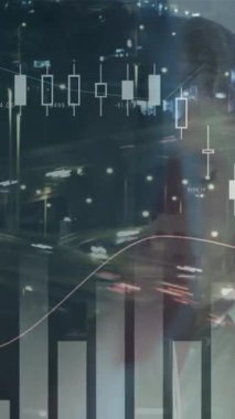 Kafkasyalı iş kadını ve yol trafiği üzerine finansal verilerin animasyonu. küresel iş, finans, teknoloji ve veri işleme kavramı dijital olarak oluşturulmuş video.