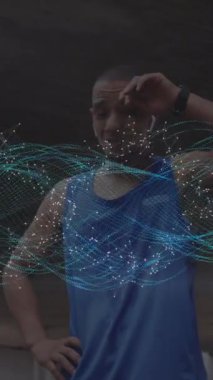 Açık havada egzersiz yapan dinlenen erkek sporcu üzerinde parlayan iletişim ağının animasyonu. spor, başarı ve iletişim teknolojisi konsepti, dijital olarak üretilen video.