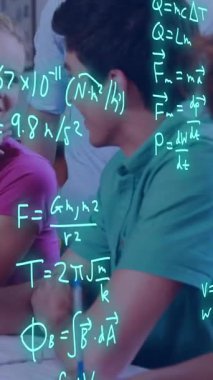 Çeşitli öğrenciler üzerinde denklem ve veri işleme animasyonları. Küresel eğitim, öğrenim, okul, dijital arayüz ve dijital olarak oluşturulan veri işleme kavramı.