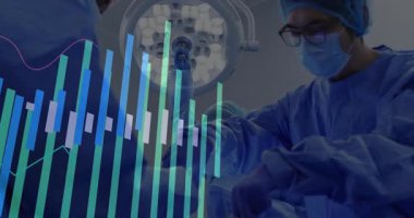 Tıbbi ameliyathane ekibi şeffaf veri çubuklarının altında takip için yükselen lambayı ayarlıyor. Cerrahi, ekip, yenilik, veri görselleştirme, profesyonellik, sağlık, fütüristik