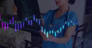 Veri tablosu sürükleniyor, doktor teşhis için radyografik film büyütüyor ve çeviriyor. Tıbbi, sağlık, tanısal, klinik, profesyonel, bilimsel, klinik çevre