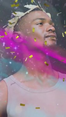 Konfetileri parlayan yıldızların üzerine düşen, pembe bulutlar ve hızla hareket eden evrenin olduğu defne çelengi olan bir adamın animasyonu. Zafer evrensel bağlantılar konsepti dijital kompozit.