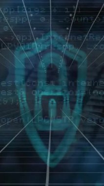 Klavyede yazı yazan kişiye karşı güvenlik kilidi simgesi ve veri işleme animasyonu. Küresel ağ ve iş teknolojisi kavramı