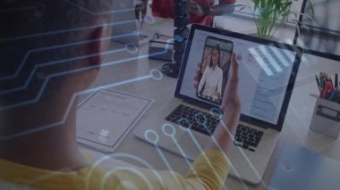 İş arkadaşı akıllı telefonu laptop kamerasına doğru kaldırıyor ve iş görüşmesinde devre kaplamasını başlatıyor. Teknoloji, takım çalışması, iletişim, dijital, profesyonel, işbirliği, modern