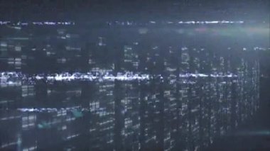 Veri duvarını aşan ilk aksaklık çizgisi, piksel kümeleri titreşiyor ve yozlaşmayı görselleştiriyor. Fütürist, dijital, arıza, siber, teknoloji, soyut, veri