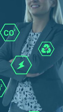 Beyaz iş kadınının ofiste gülümsemesi üzerine ekoloji ikonlarının animasyonu. Küresel iş ve dijital arayüz kavramı dijital olarak oluşturulmuş video.