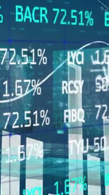Mavi arka planda yüzen finansal veri işleme ve grafiklerinin animasyonu. Küresel finansman iş konsepti dijital bileşik.