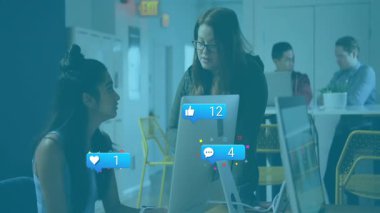 İş arkadaşı olarak tıklayan kadın, sosyal medya simgelerini takip ederek nişan sayılarını güncelliyor. İşbirliği, takım çalışması, dijital, ofis, iletişim, üretkenlik, bağlantı