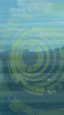 Yürüyen insanlar üzerinde veri işleme animasyonu. küresel iş ve dijital arayüz kavramı dijital olarak oluşturulmuş video.