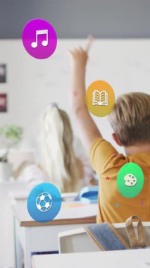 Afrika kökenli Amerikalı erkek öğretmen ve çocukların sınıfta el kaldırması üzerine okul simgelerinin canlandırılması. Okul, eğitim, çocukluk ve öğrenme, dijital olarak oluşturulan video.