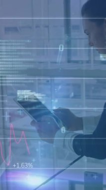 Akıllı telefon kullanan Kafkasyalı iş kadınının finansal veri işleme animasyonu. küresel iş, finans, veri işleme ve dijital arayüz kavramı dijital olarak oluşturulmuş video.